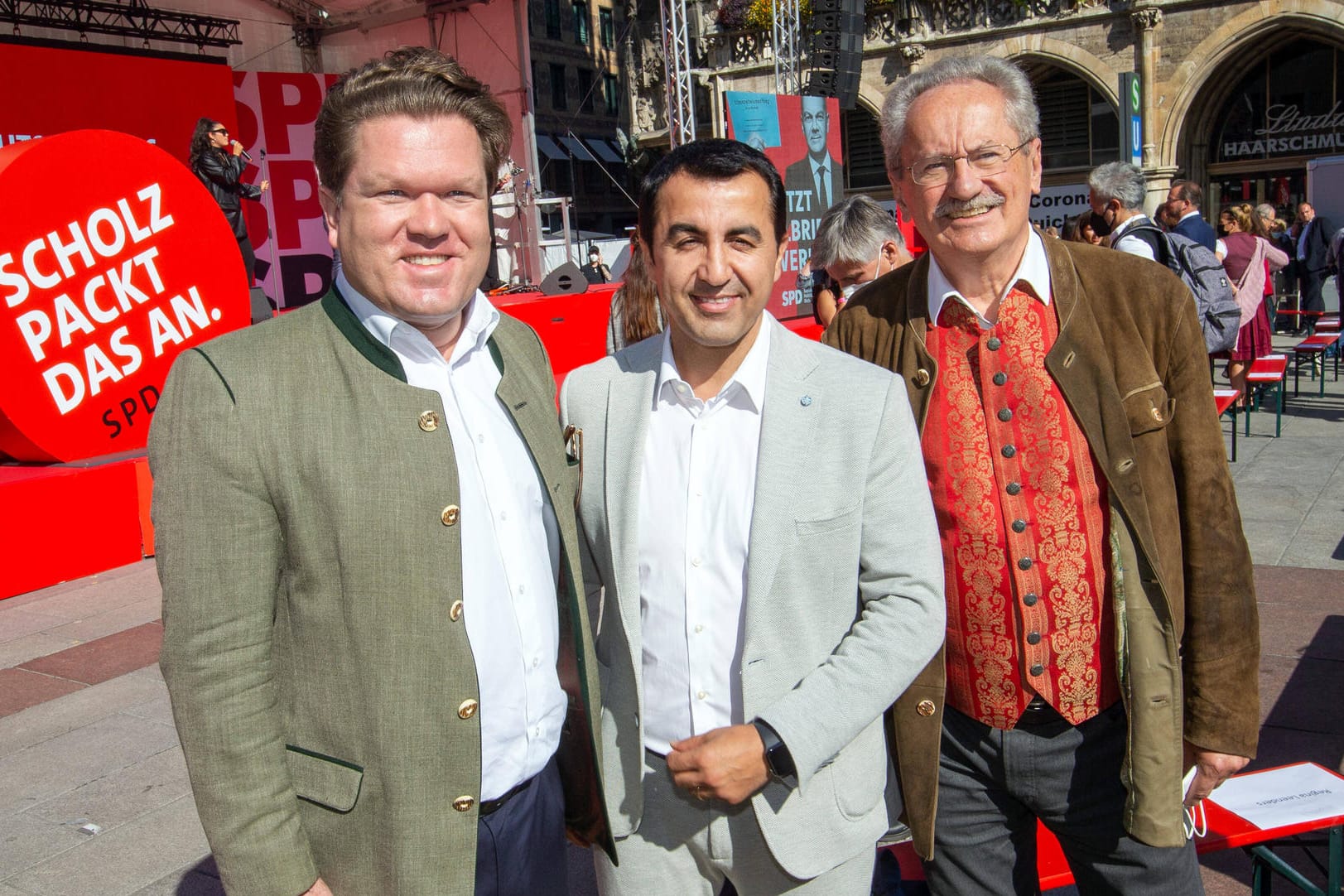 Florian Post, Arif Tasdelen und Christian Ude beim SPD-Wahlkampf 2021 (Archivbild). Post hat nun den ukrainischen Botschafter scharf angegriffen – und steht dafür selbst im Shitstorm.