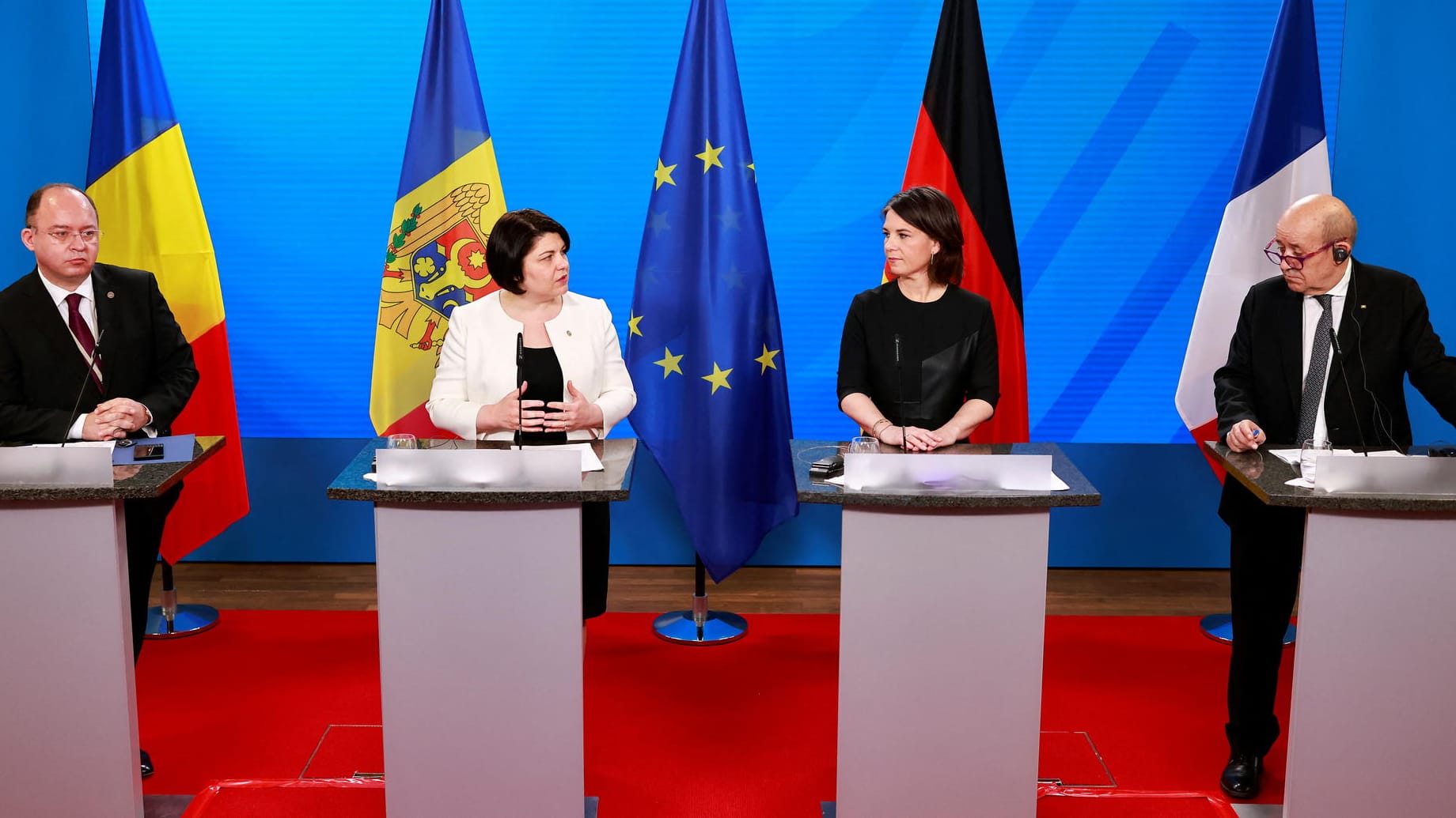 Natalia Gavrilita, Premierministerin der Republik Moldau (2.v.l.), spricht neben Annalena Baerbock, Außenministerin, dem französischen Außenminister Jean-Yves Le Drian (r) und dem rumänischen Außenminister Bogdan Aurescu: Sie bedankte sich für die Hilfen der Länder.