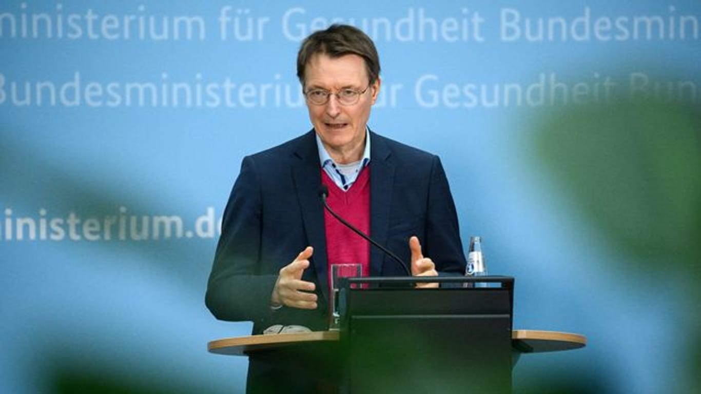 Bundesgesundheitsminister Karl Lauterbach (SPD) äußert sich bei einer Pressekonferenz zu neuen Quarantäne-Regeln.
