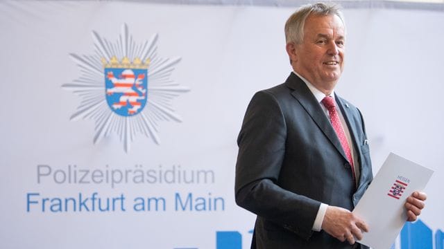 Gerhard Bereswill, scheidender Polizeipräsident von Frankfurt am Main. Bei einem Festakt am Dienstag würdigte Innenminister Peter Beuth (CDU) herausragende Dienste des 65-Jährigen für die Sicherheit der Bürgerinnen und Bürger. Gerhard Bereswill, scheidender Polizeipräsident von Frankfurt am Main. Bei einem Festakt am Dienstag würdigte Innenminister Peter Beuth (CDU) herausragende Dienste des 65-Jährigen für die Sicherheit der Bürgerinnen und Bürger.