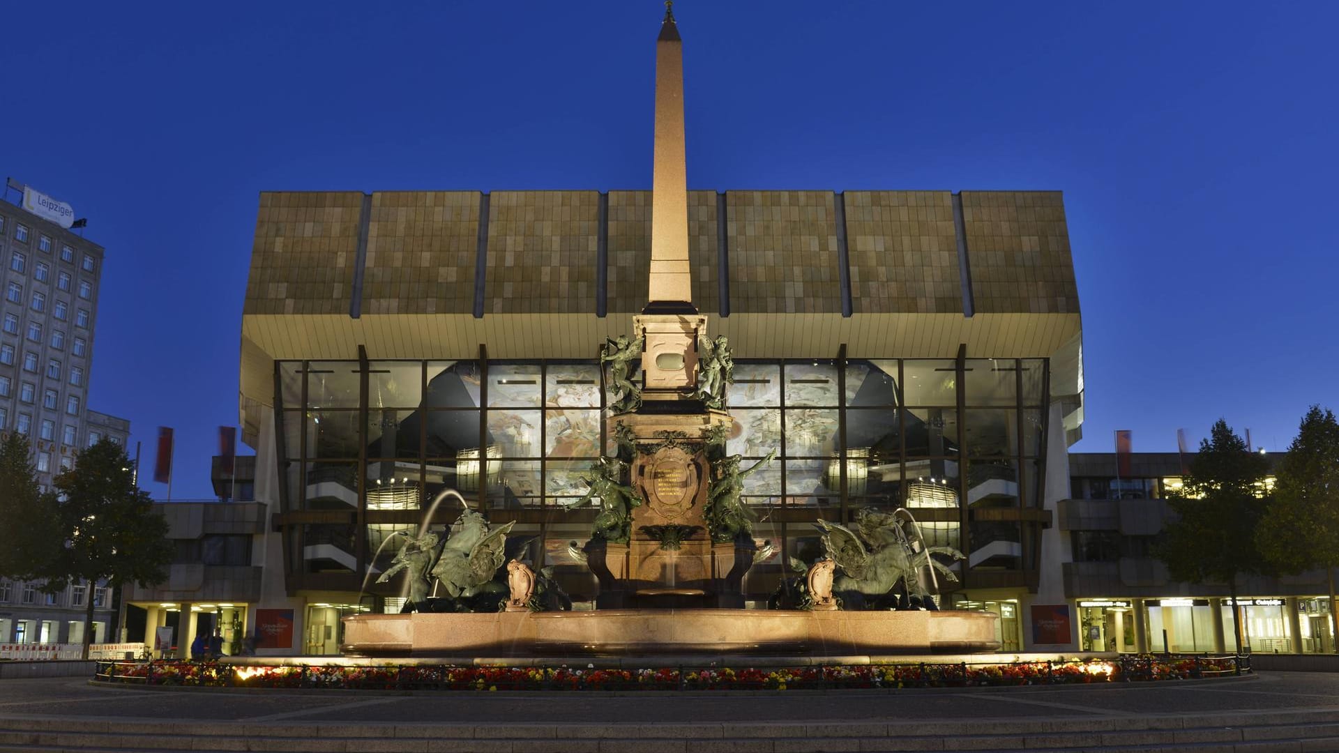 Mendebrunnen vor dem Gewandhaus in Leipzig (Symbolbild). Die Lieferung von sechs neuen Konzertglocken für das Leipziger Gewandhaus verzögert sich. Mendebrunnen vor dem Gewandhaus in Leipzig (Symbolbild). Die Lieferung von sechs neuen Konzertglocken für das Leipziger Gewandhaus verzögert sich.