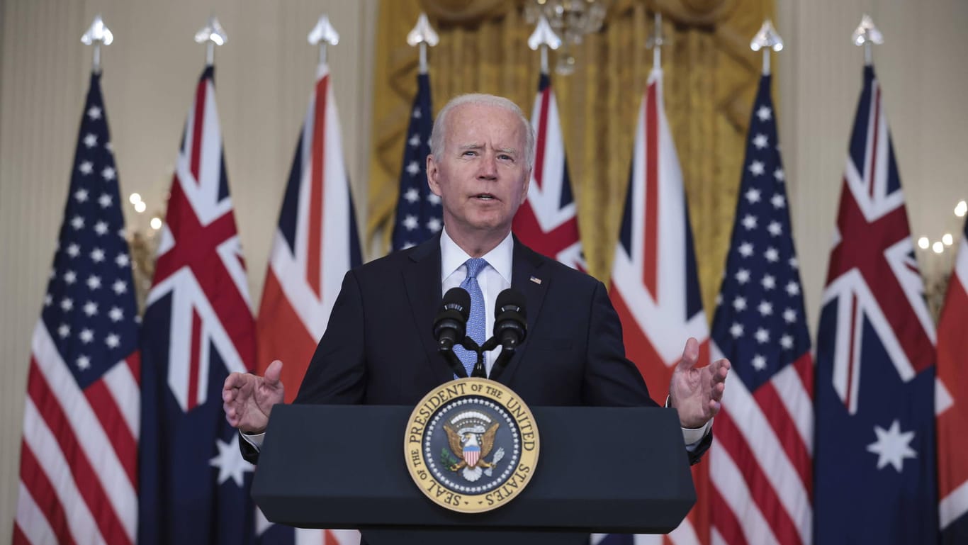US-Präsident Joe Biden bei der Bekanntgabe der Sicherheitsinitiative (Archiv): Nun wollen die drei Länder sowohl die Entwicklung im Bereich Hyperschall beschleunigen als auch an der Abwehr von Hyperschallwaffen arbeiten.