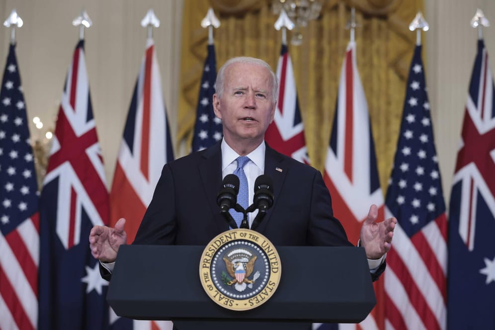 US-Präsident Joe Biden bei der Bekanntgabe der Sicherheitsinitiative (Archiv): Nun wollen die drei Länder sowohl die Entwicklung im Bereich Hyperschall beschleunigen als auch an der Abwehr von Hyperschallwaffen arbeiten.