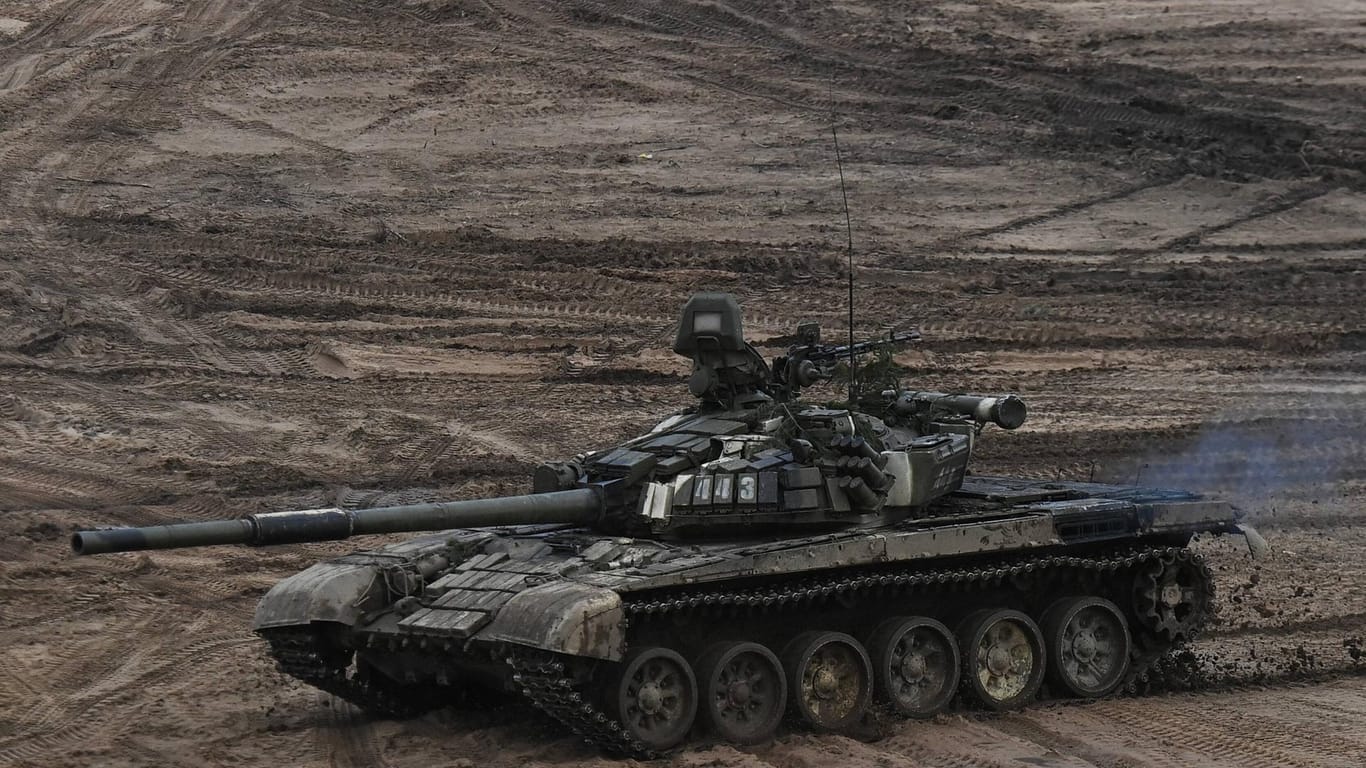 Ein T-72-Panzer bei einem Manöver in Belarus (Archivbild): Tschechien hat dieses Modell an die Ukraine geliefert.