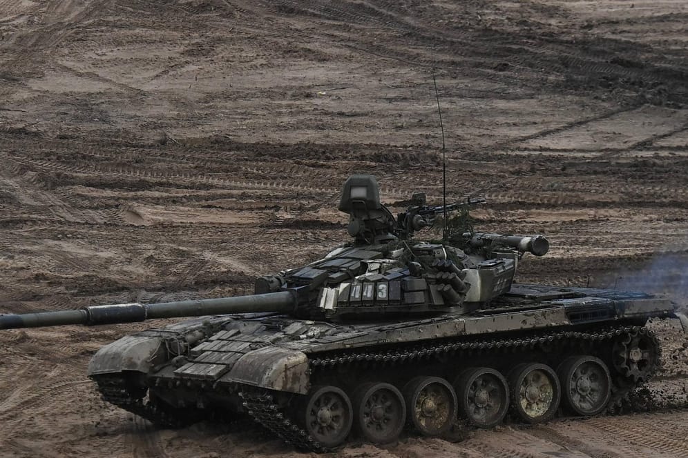Ein T-72-Panzer bei einem Manöver in Belarus (Archivbild): Tschechien hat dieses Modell an die Ukraine geliefert.