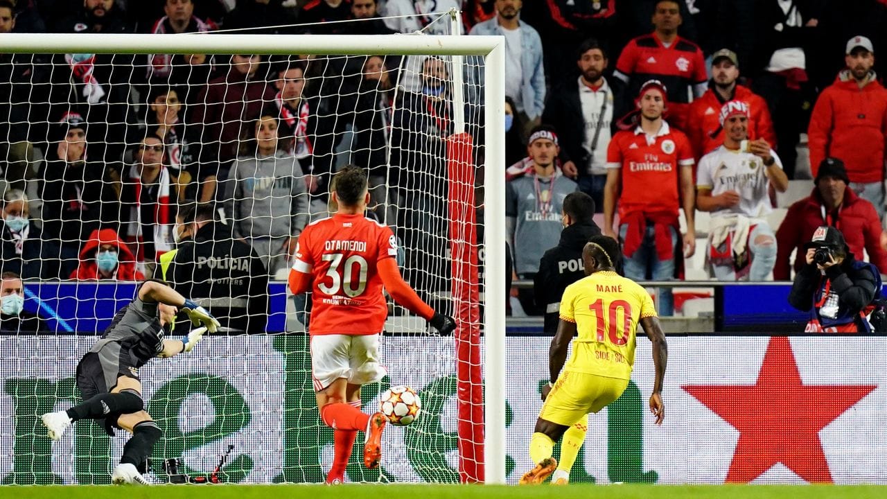 Liverpools Sadio Mane (r) erzielt das 0:2. Liverpools Sadio Mane (r) erzielt das 0:2.
