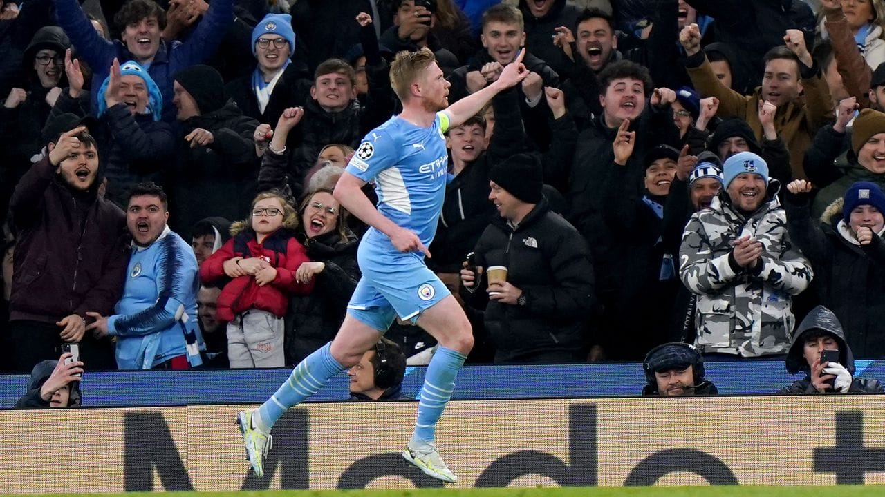 Kevin De Bruyne jubelt, nachdem er zum 1:0 für Manchester City gegen Atletico Madrid getroffen hat. Kevin De Bruyne jubelt, nachdem er zum 1:0 für Manchester City gegen Atletico Madrid getroffen hat.
