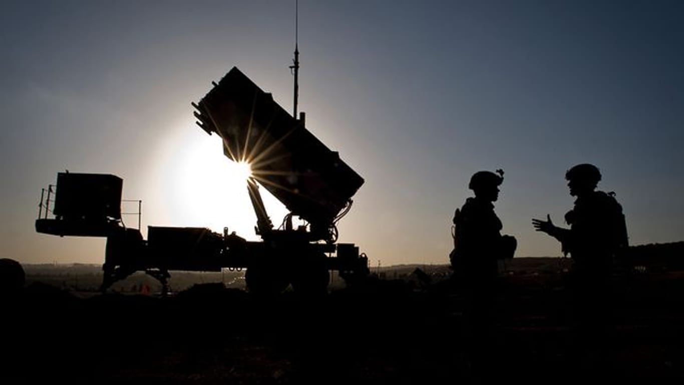 US-Soldaten unterhalten sich nach einer routinemäßigen Inspektion eines Raketenabwehrsystems Patriot auf der türkischen Militärbasis in Gaziantep.