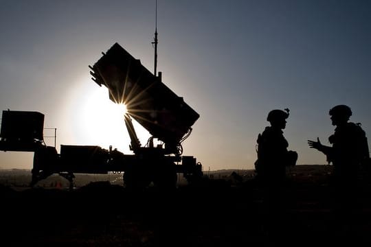 US-Soldaten unterhalten sich nach einer routinemäßigen Inspektion eines Raketenabwehrsystems Patriot auf der türkischen Militärbasis in Gaziantep.