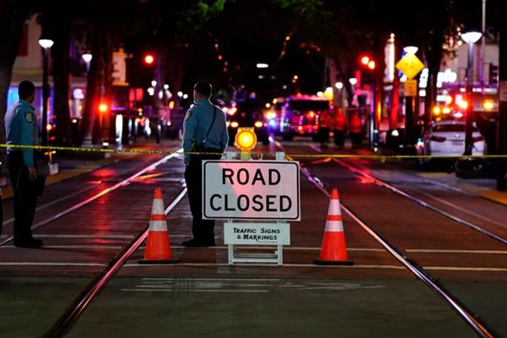 Zwei Polizisten im kalifornischen Sacramento sichern die Gegend ab, in der mehrere Menschen erschossen wurden.