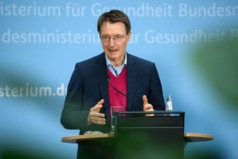 Bundesgesundheitsminister Karl Lauterbach (SPD) äußert sich bei einer Pressekonferenz zur aktuellen Corona-Lage.