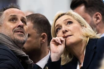 Wahlkämpferin Marine Le Pen mit Anhängern auf einer Messe.