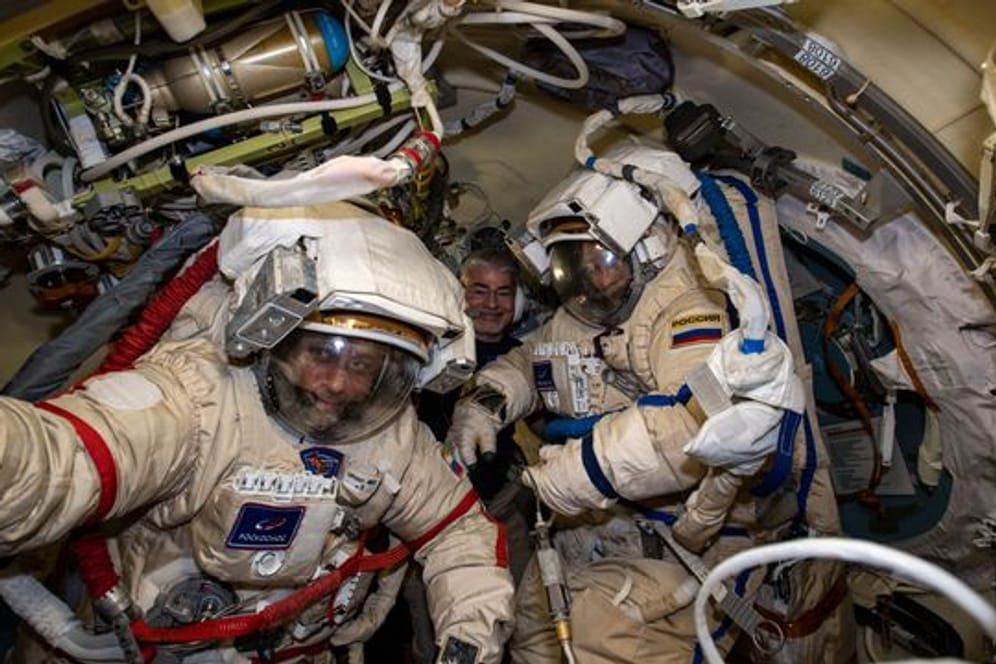 Die russischen Kosmonauten Anton Schkaplerow (l) und Pjotr Dubrow (r) bereiten sich mit Unterstützung von NASA-Astronaut Mark Vande Hei (hinten) auf einen Weltraumspaziergang vor.