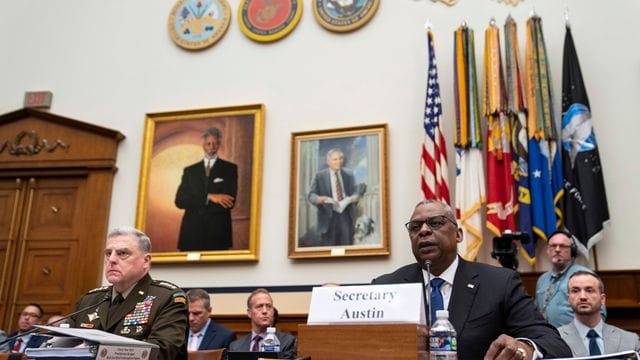 US-Verteidigungsminister Lloyd Austin (vorne r) und Generalstabschef Mark Milley (vorne l).