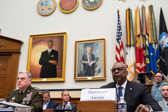 US-Verteidigungsminister Lloyd Austin (vorne r) und Generalstabschef Mark Milley (vorne l).