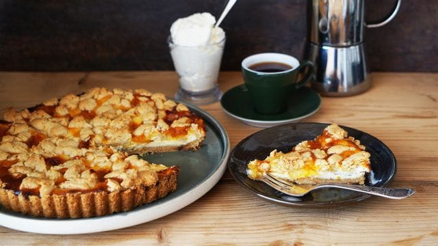 Die Tarte kommt zwei mal in den Ofen: Erst 10 Minuten zum Backen des Bodens und noch mal rund 20 Minuten nach dem Belegen.