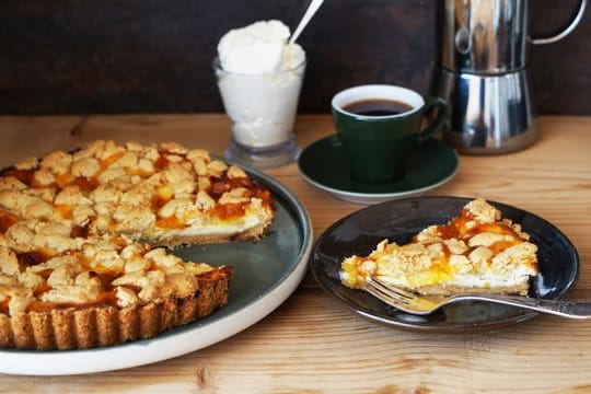 Die Tarte kommt zwei mal in den Ofen: Erst 10 Minuten zum Backen des Bodens und noch mal rund 20 Minuten nach dem Belegen.