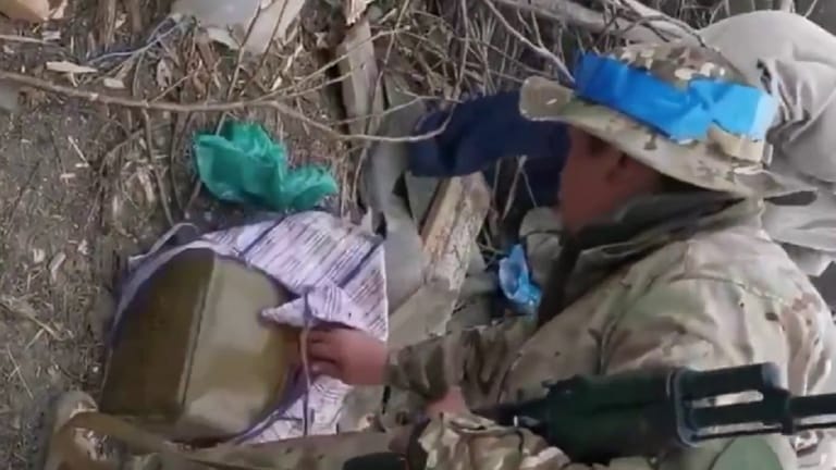 Ein Soldat überprüft die Kiste, die eine Ukrainerin schlafenden russischen Soldaten gestohlen haben will.