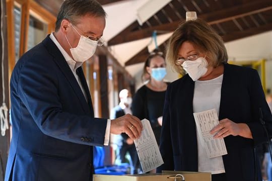 Armin Laschet, damals CDU-Spitzenkandidat, mit seinem falsch gefalteten Stimmzettel.