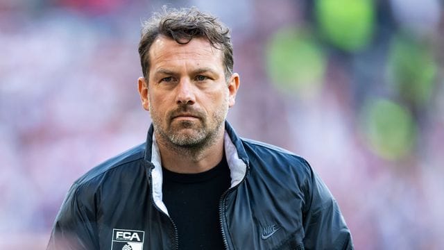 Augsburgs Trainer Markus Weinzierl trifft mit seiner Mannschaft im Nachholspiel des 26.