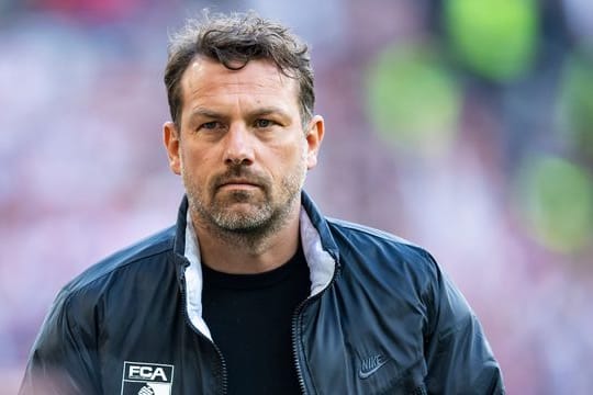 Augsburgs Trainer Markus Weinzierl trifft mit seiner Mannschaft im Nachholspiel des 26.