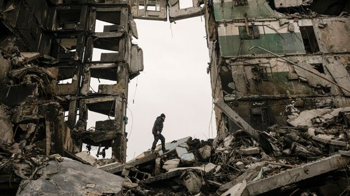 Ein Anwohner sucht in den Trümmern eines zerstörten Wohnhauses in Borodjanka nach seinen Habseligkeiten.