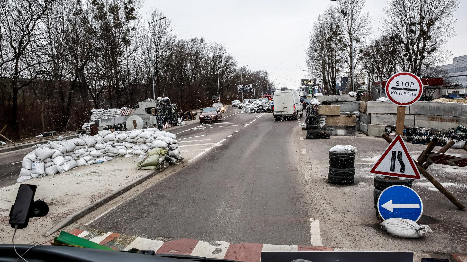 Fahrzeuge passieren einen militärischen Kontrollpunkt in Lviv, während die russische Invasion in der Ukraine weitergeht.