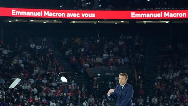 Frankreichs Präsident Emmanuel Macron, der sich mit der zentrischen Partei "La Republique en Marche (LREM)" zur Wiederwahl stellt, bei einer Wahlkampfveranstaltung in Nanterre.