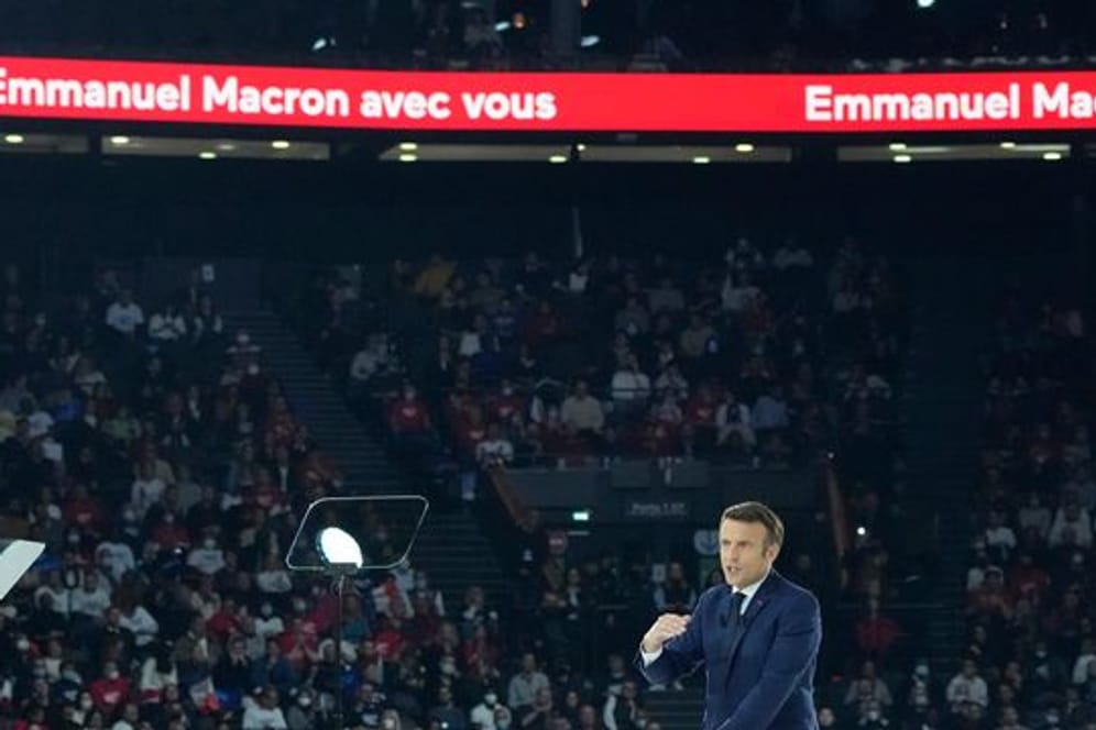 Frankreichs Präsident Emmanuel Macron, der sich mit der zentrischen Partei "La Republique en Marche (LREM)" zur Wiederwahl stellt, bei einer Wahlkampfveranstaltung in Nanterre.