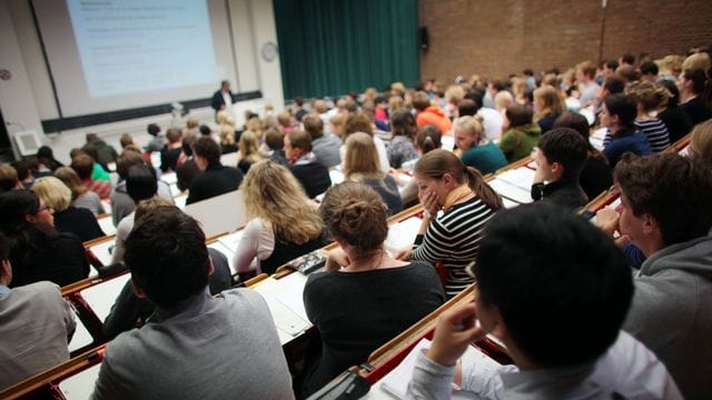 Studierende verfolgen eine Vorlesung an der Universität Köln.