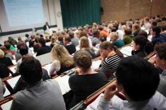 Studierende verfolgen eine Vorlesung an der Universität Köln.