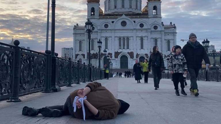Mit verbundenen Händen auf der Straße: Vor der Christ-Erlöser-Kathedrale, wenige hundert Meter vom Kreml in Moskau entfernt, protestierte der Aktivist gegen das Massaker von Butscha.