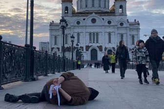 Mit verbundenen Händen auf der Straße: Vor der Christ-Erlöser-Kathedrale, wenige hundert Meter vom Kreml in Moskau entfernt, protestierte der Aktivist gegen das Massaker von Butscha.