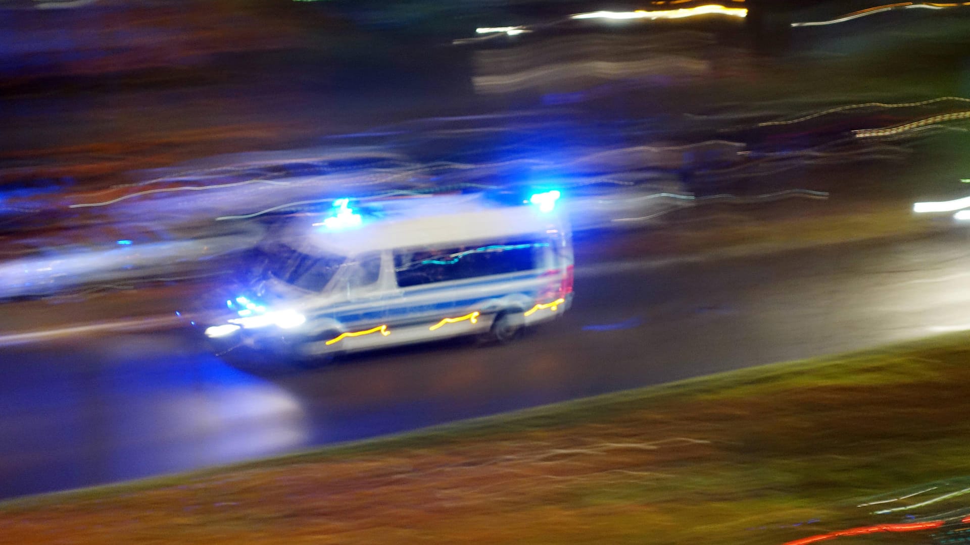 Mannschaftswagen der Berliner Polizei (Symbolbild): Ein Imbiss in Weißensee wurde überfallen – dabei fielen auch Schüsse.