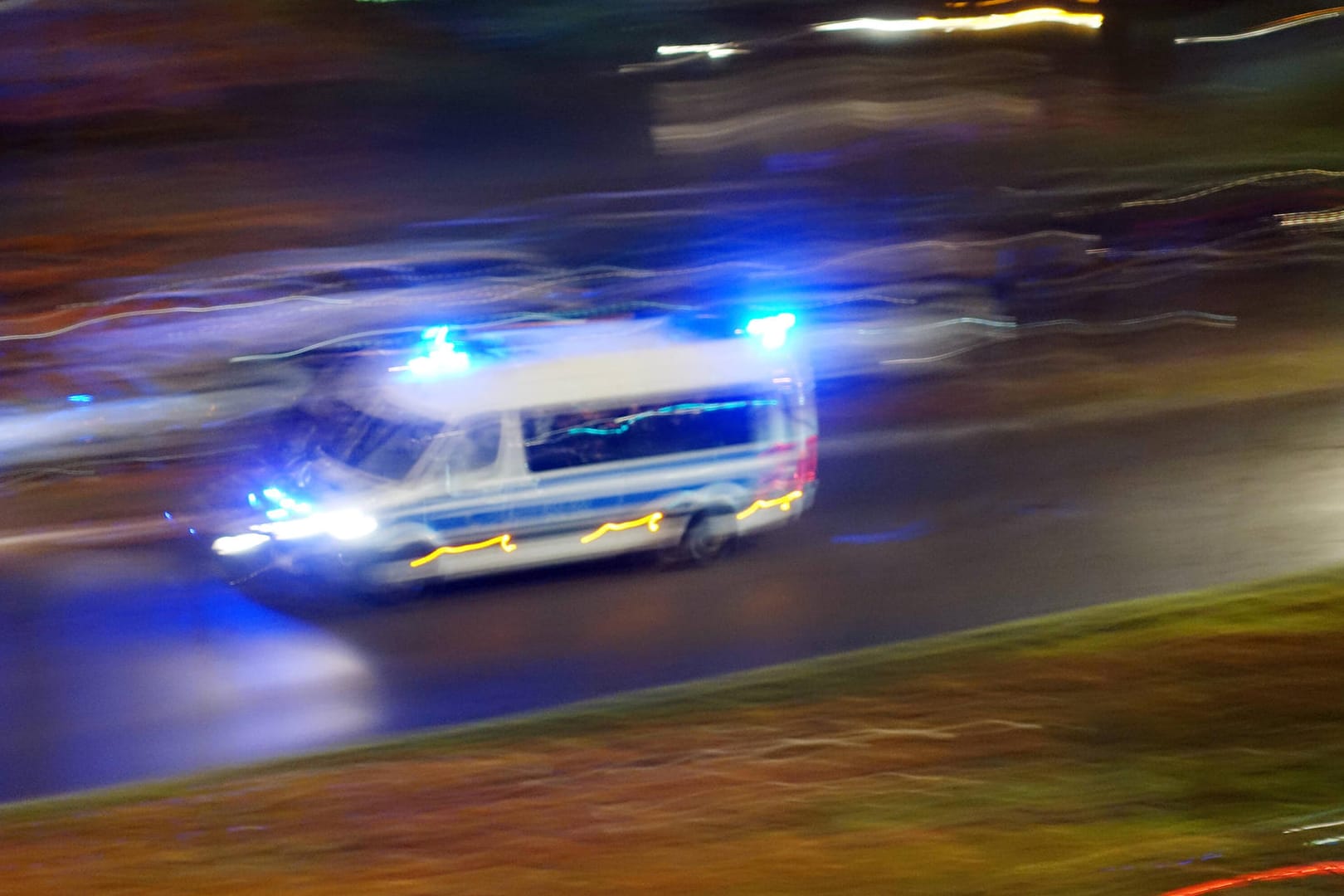 Mannschaftswagen der Berliner Polizei (Symbolbild): Ein Imbiss in Weißensee wurde überfallen – dabei fielen auch Schüsse.