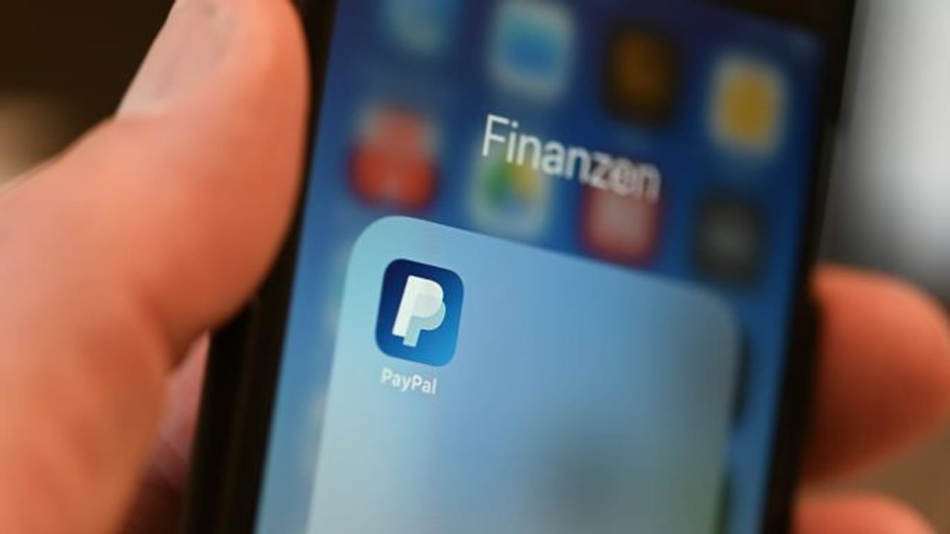 Die App des Online-Bezahldienstes Paypal auf einem Smartphone: Betrüger haben den Dienst für sich entdeckt.
