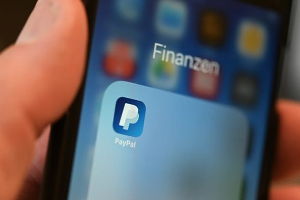 Die App des Online-Bezahldienstes PayPal auf einem Smartphone.