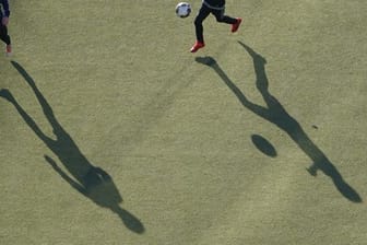 Kinder auf einem Kunstrasenplatz: "So ein Kopfball zieht in der Regel kein greifbares medizinisches Krankheitsbild nach sich", meint der DFB.