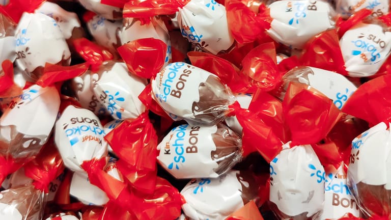 Kinder Schoko-Bons: Knapp zwei Wochen vor Ostern ruft Ferrero in Deutschland einige Chargen verschiedener Kinder-Produkte zurück.