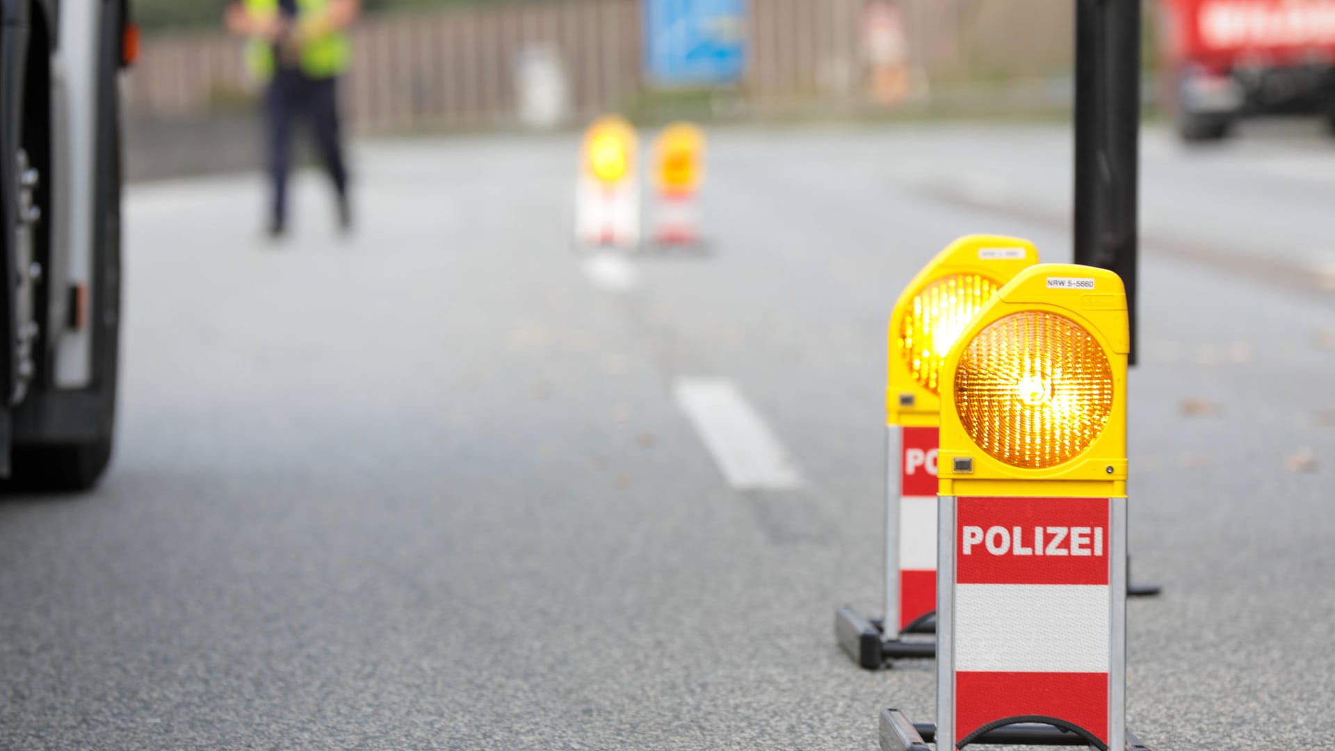 Polizei sperrt Autobahn Absperrmaterial (Symbolbild): Am Mittwoch sind jeweils mehrere Streckenabschnitten stundenweise gesperrt.