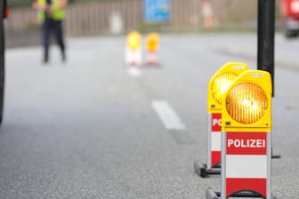 Polizei sperrt Autobahn Absperrmaterial (Symbolbild): Am Mittwoch sind jeweils mehrere Streckenabschnitten stundenweise gesperrt.