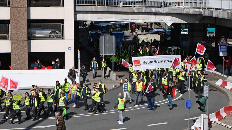 Warnstreik von Flughafenpersonal in Frankfurt (Archivbild): Mitarbeiter der Frachtabfertigung Handling Counts legen am Mittwoch ihre Arbeit nieder.