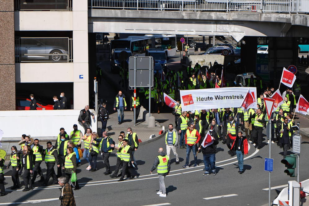 Warnstreik von Flughafenpersonal in Frankfurt (Archivbild): Mitarbeiter der Frachtabfertigung Handling Counts legen am Mittwoch ihre Arbeit nieder.