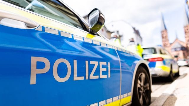 Einsatzfahrzeuge der Polizei während der Razzia.