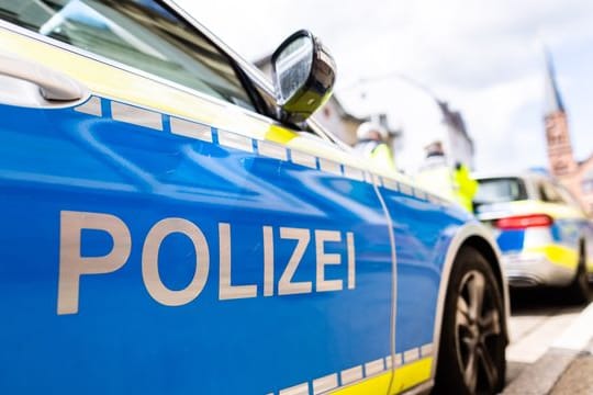 Einsatzfahrzeuge der Polizei während der Razzia.