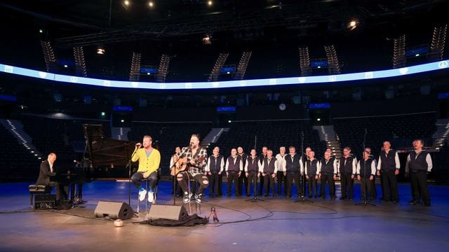 Joja Wendt (l-r), Sasha , Chris Vega und der Seemannschor Hamburg singen für die Kinder in der Ukraine. Joja Wendt (l-r), Sasha , Chris Vega und der Seemannschor Hamburg singen für die Kinder in der Ukraine.