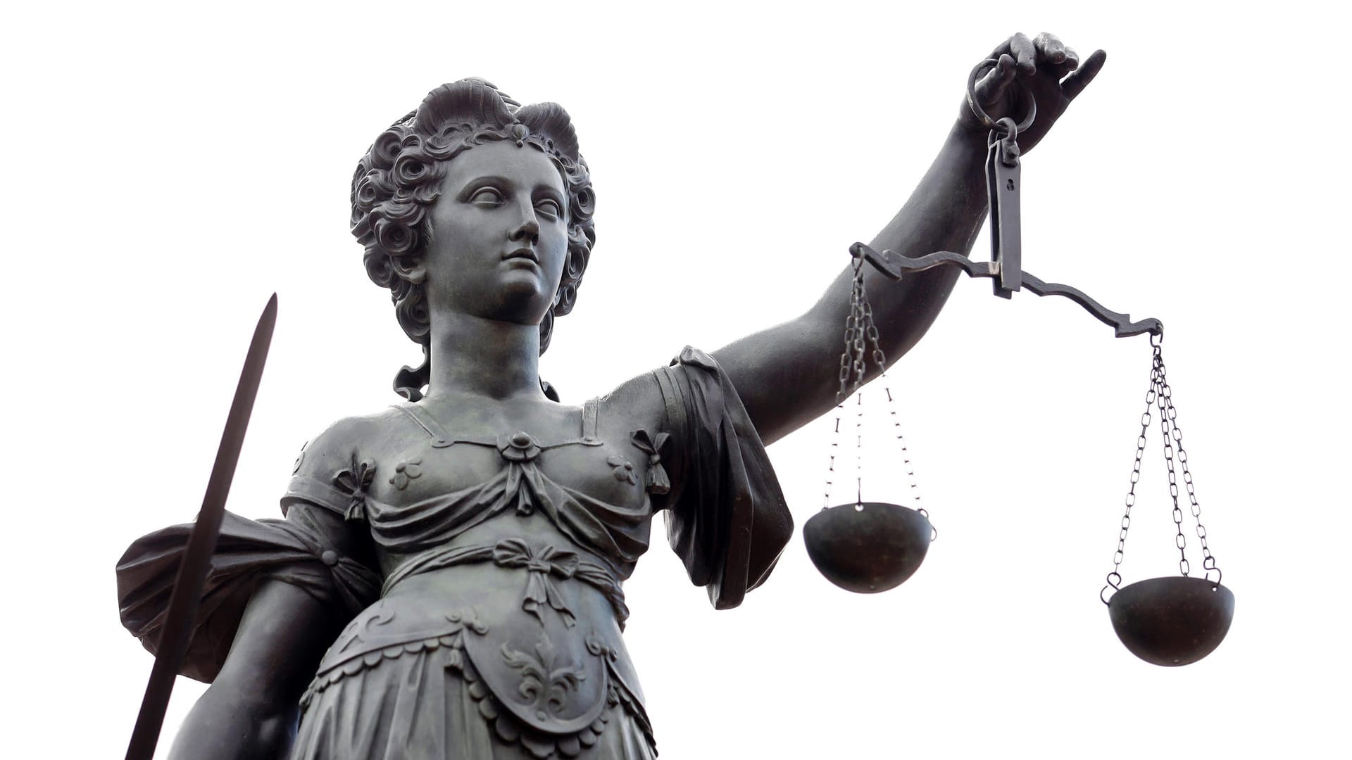 Die Justitia auf dem Gerechtigkeitsbrunnen am Römerberg (Symbolbild): Der 59-jährige Angeklagte muss sich vor dem Landgericht wegen Bestechung verantworten. Die Justitia auf dem Gerechtigkeitsbrunnen am Römerberg (Symbolbild): Der 59-jährige Angeklagte muss sich vor dem Landgericht wegen Bestechung verantworten.