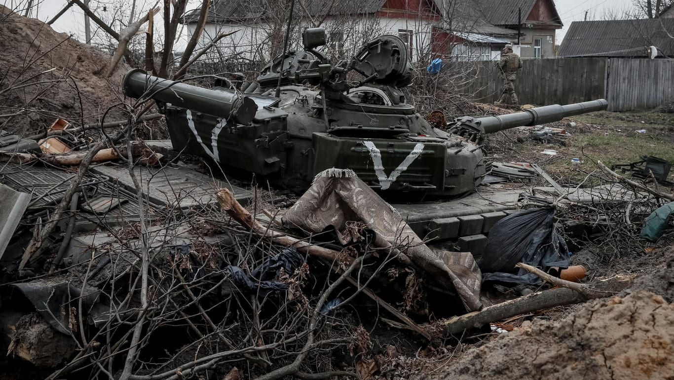 Ein zerstörter russischer Panzer in der Region Kiew: Bei ukrainischen Gegenangriffen erlitt die russische Armee heftige Verluste.