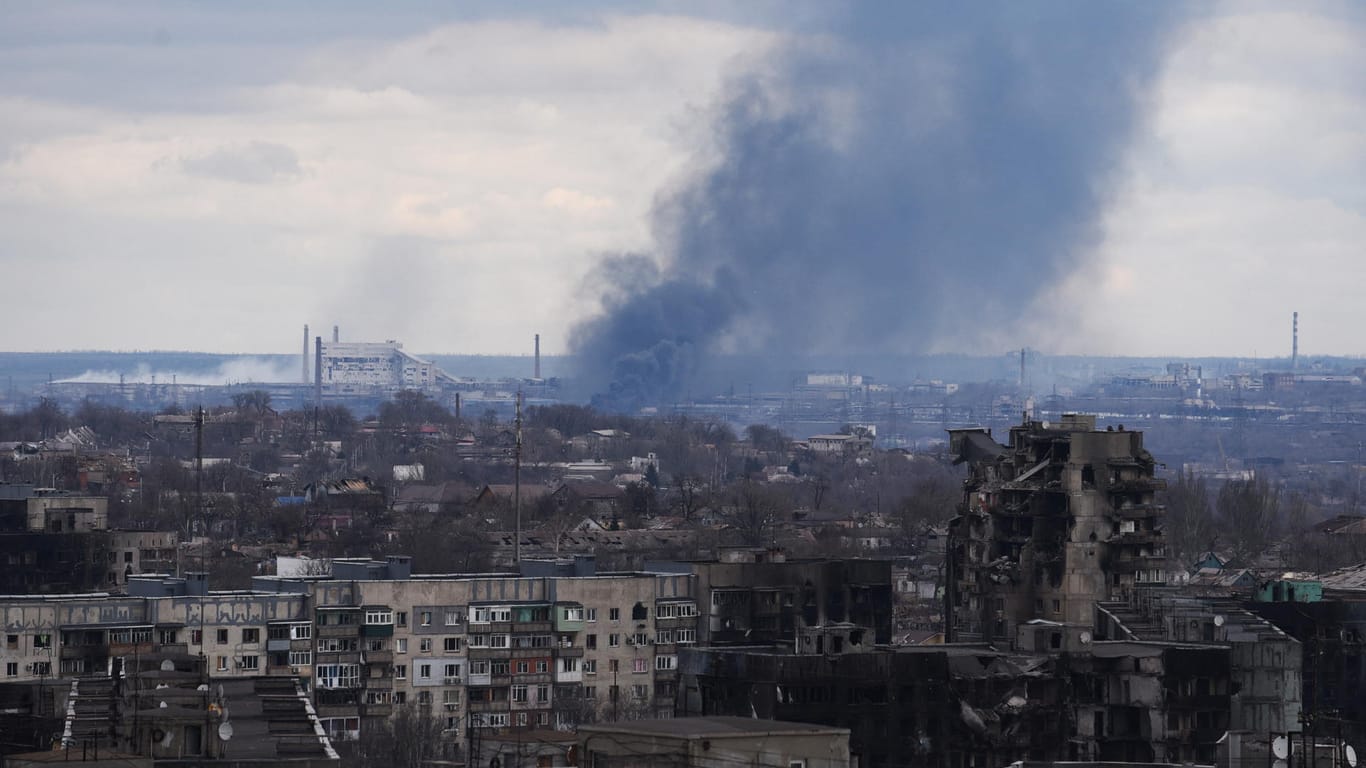 Rauch über Mariupol: Die ukrainische Hafenstadt ist noch immer heftig umkämpft.