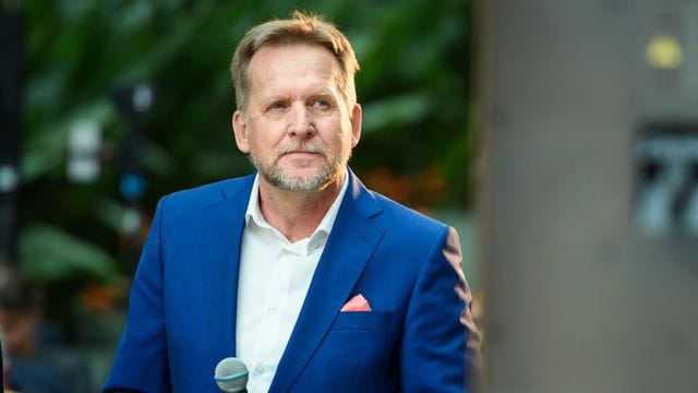 Ex-Nationalspieler Bernd Schuster spricht den Frankfurtern Mut zu.